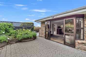 8 Parklane Place, Weston