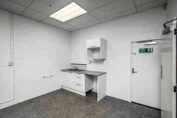 90M² RETAIL SHOP - ALBANY
