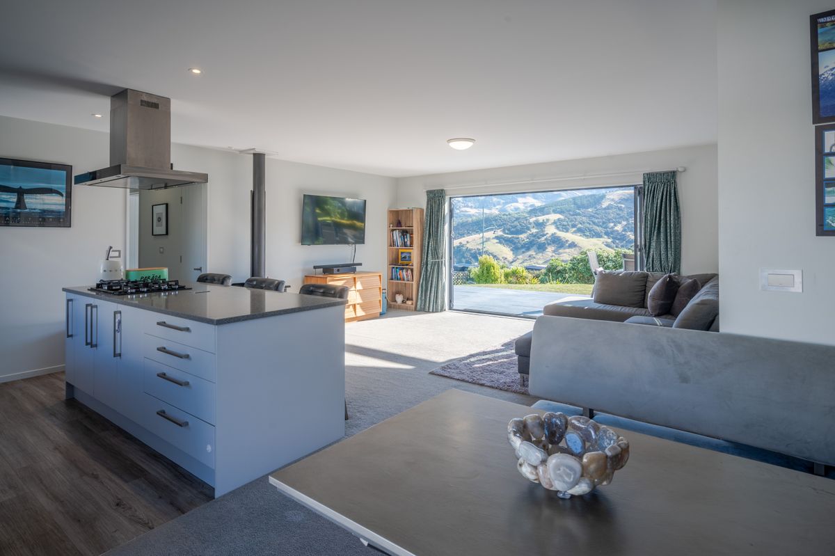 Modern and Sunny with Views! - Mehr