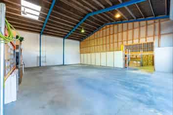 Fully tenanted industrial asset