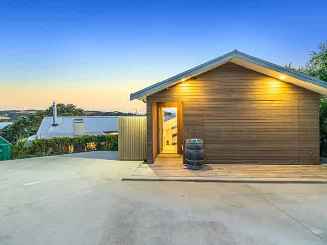 34 Kennedy Point Road, Surfdale