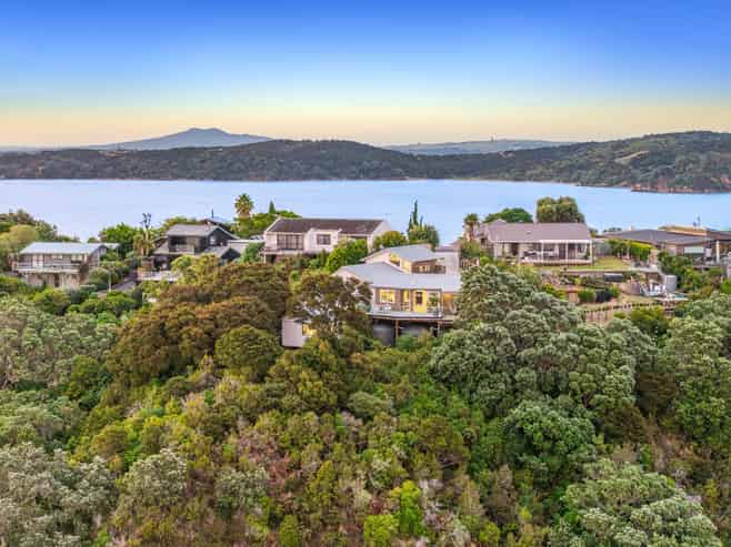 34 Kennedy Point Road, Surfdale