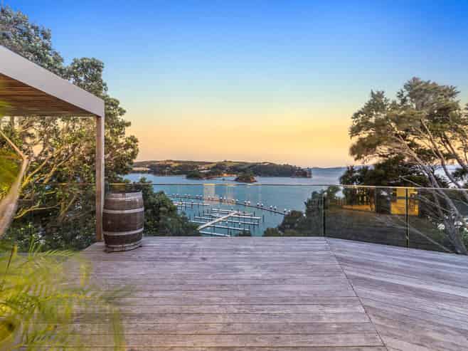 34 Kennedy Point Road, Surfdale