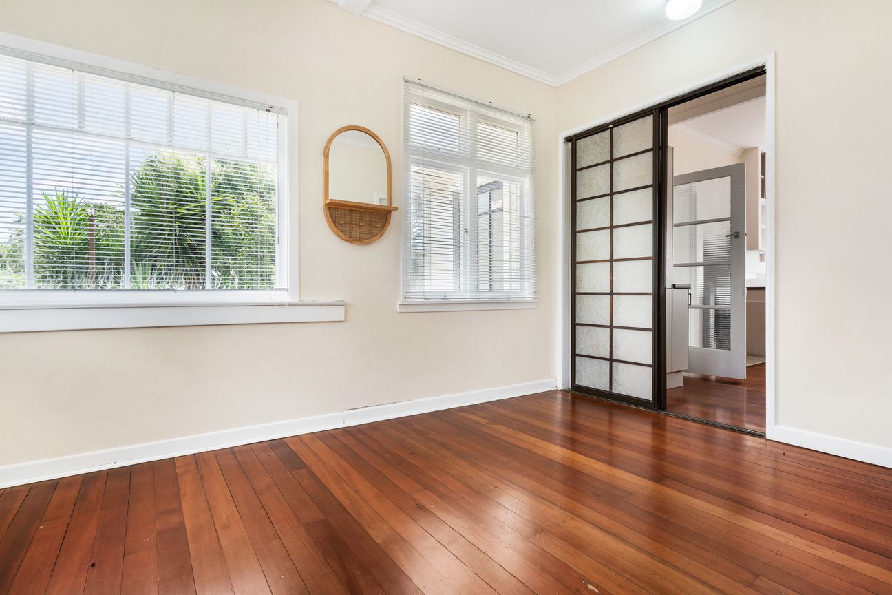 Freehold, Solid & Supremely Convenient - Vista 6