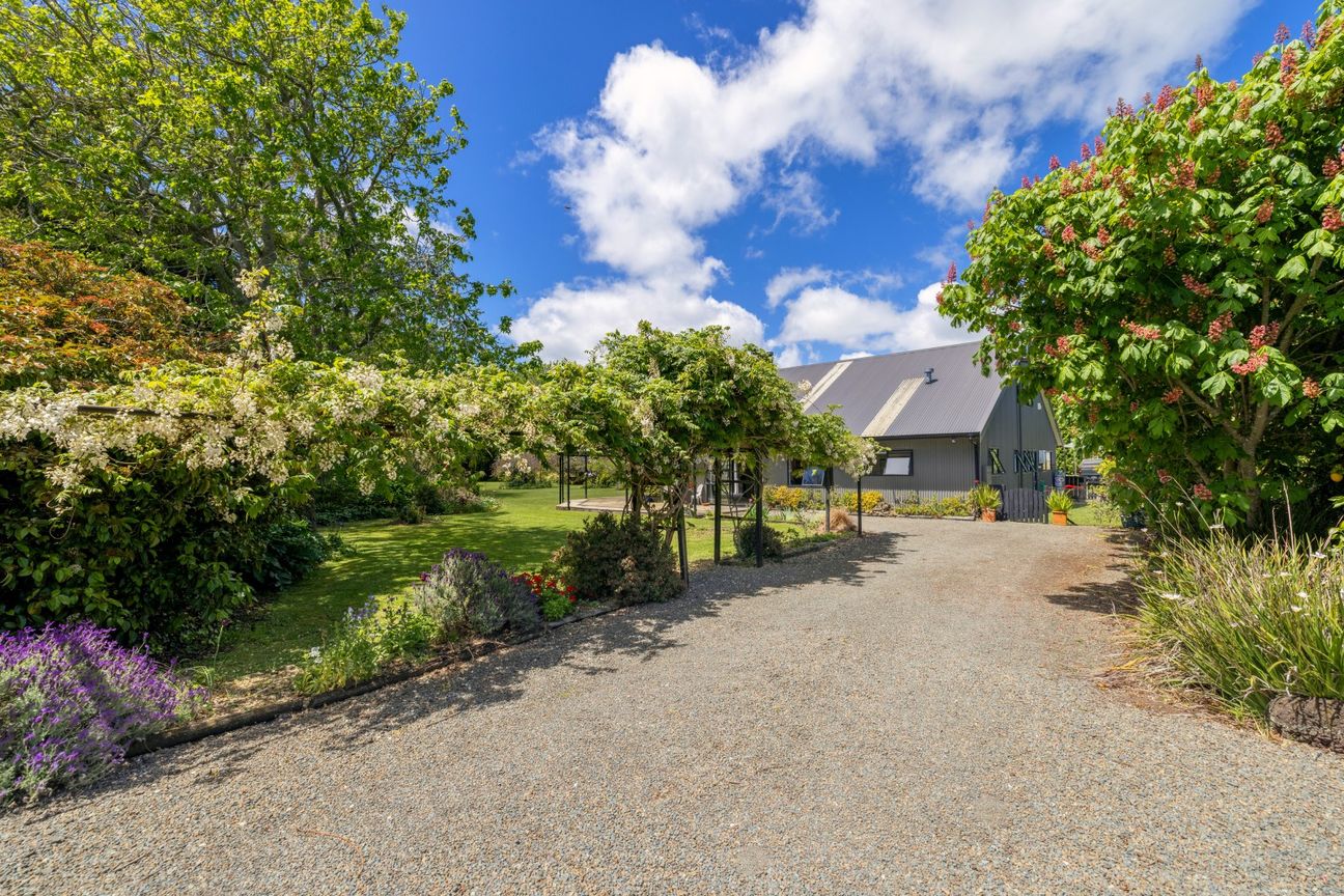 Stunning Lifestyle and Business Opportunity - Więcej