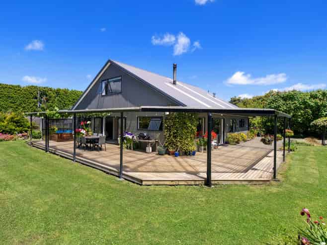 18 Lathrope Road, Riverhead