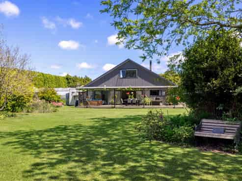 18 Lathrope Road, Riverhead