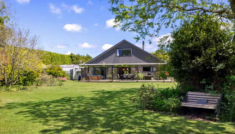 18 Lathrope Road, Riverhead