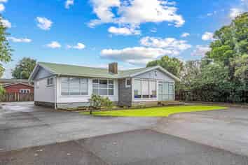 OFFICES ON A LARGE SITE
