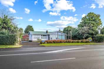OFFICES ON A LARGE SITE
