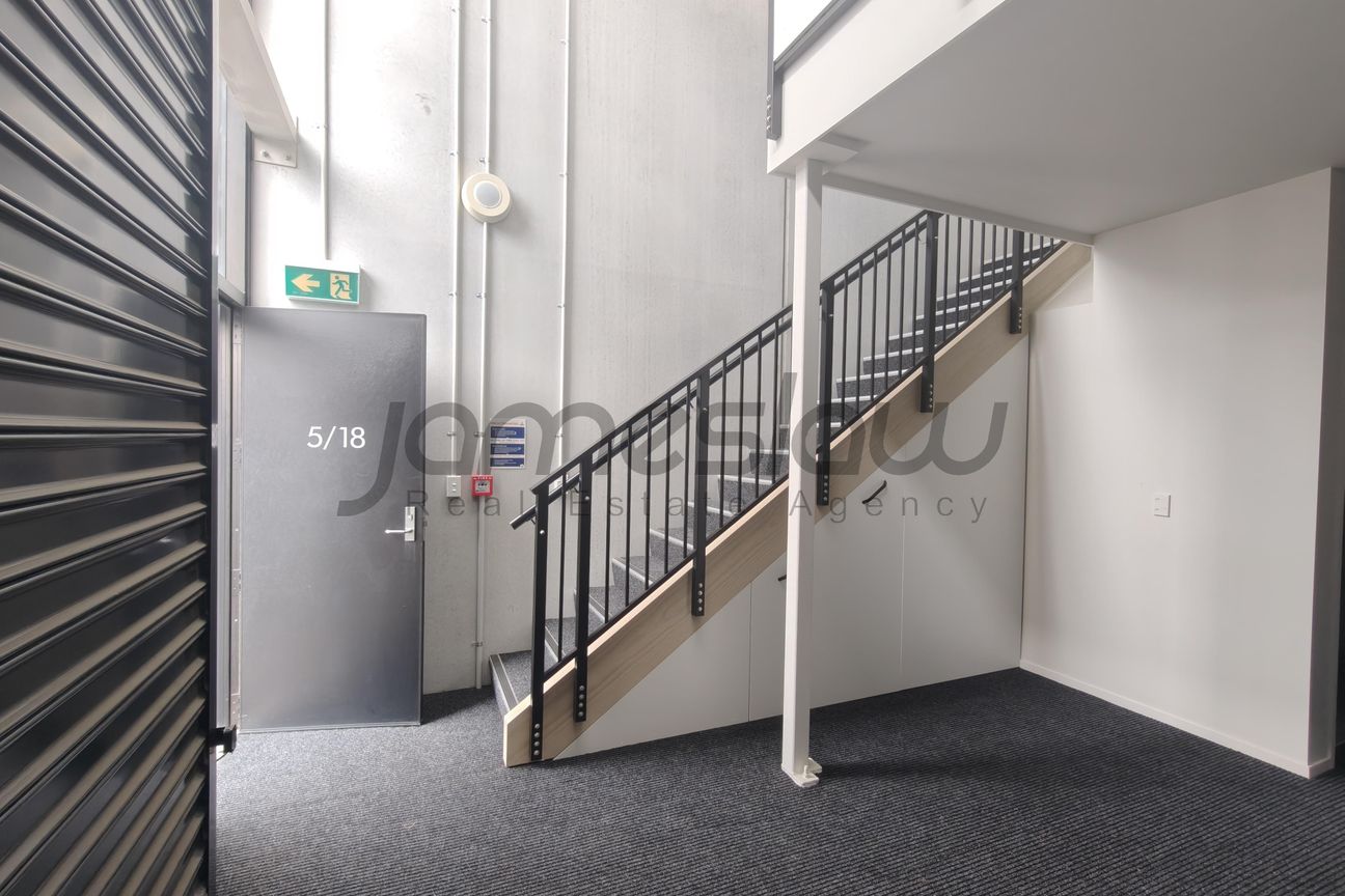 49sqm Workshop Unit with Office & Air Con - Więcej