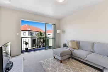 10 Waterside Crescent, Gulf Harbour