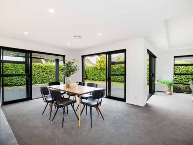 324A College Street, West End