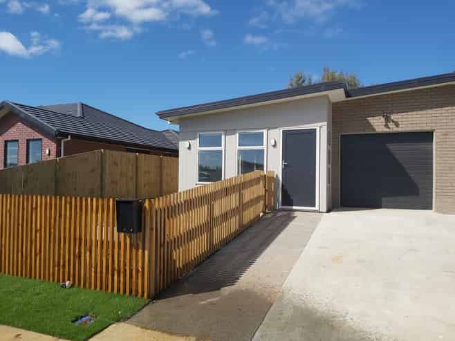 12 Rocky Road, Huntington