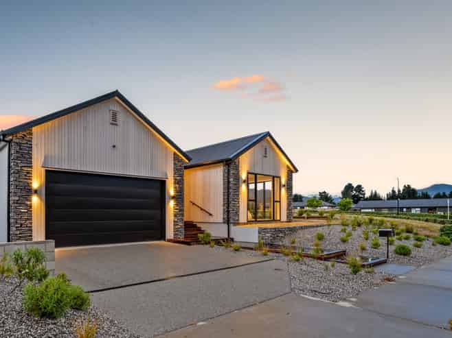 11 Rua Street, Albert Town