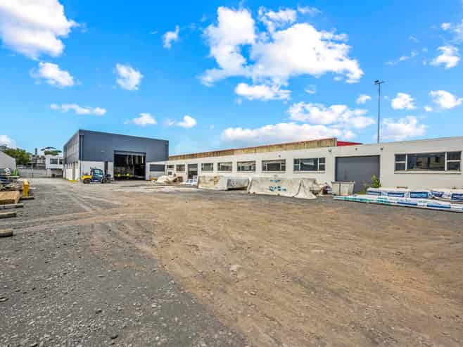 CBRE | Large Metalled Yard + 1,138sqm WH