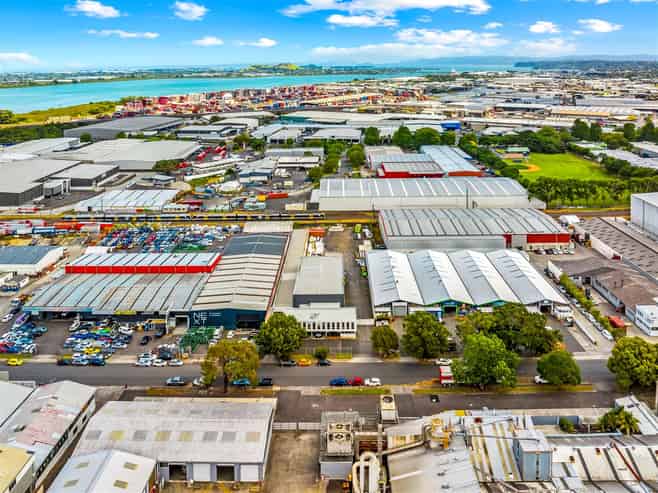 CBRE | Large Metalled Yard + 1,138sqm WH