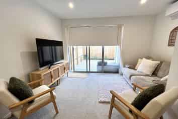 8 Ngae Place , Mangere East