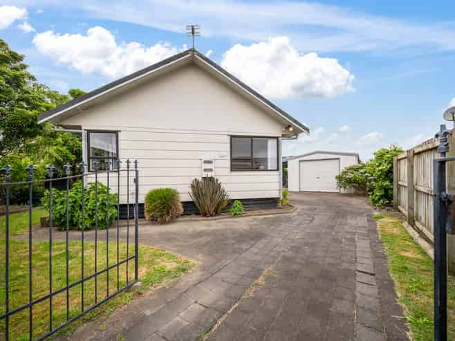 2/12 Edmund Hillary Ave, Papakura