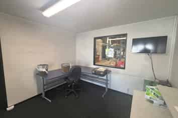 Austin Street Warehouse + Office (571m²)