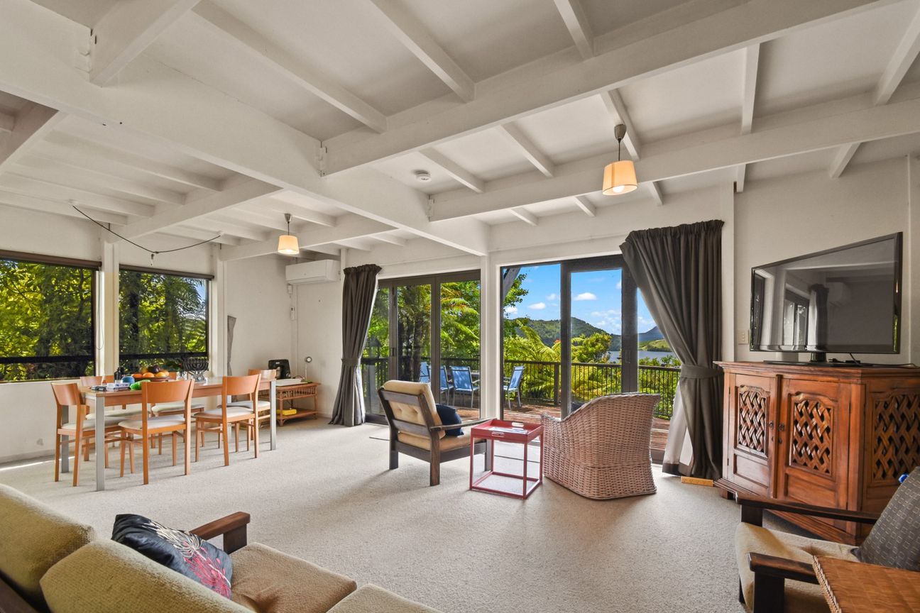 Rare Opportunity - Freehold with Lake Views. - Vista 3