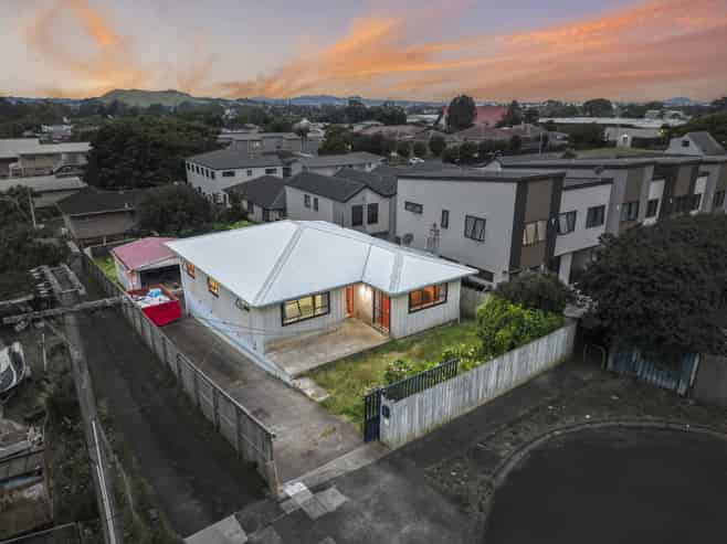 8 View Road, Mangere