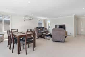 5 Tarn Close, Pyes Pa