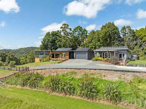 1140 Russell Road, Helena Bay