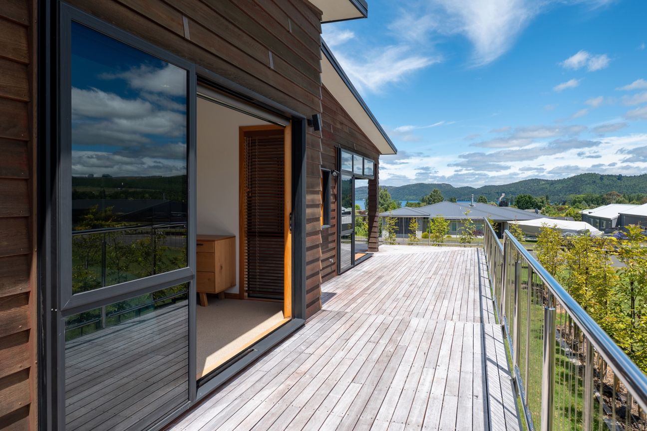 Price Slashed – Lake Views & Immediate Opportunity - Widok 2