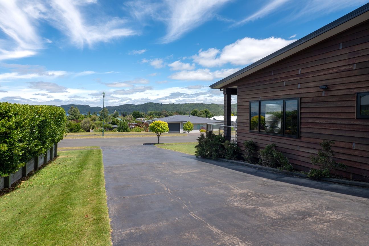 Price Slashed – Lake Views & Immediate Opportunity - Widok 6