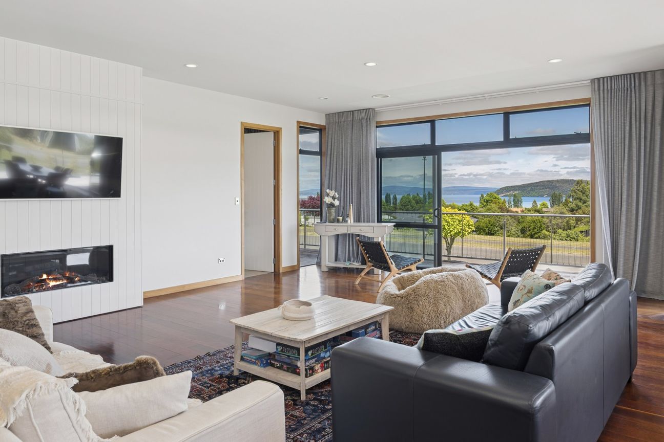 Price Slashed – Lake Views & Immediate Opportunity - Więcej