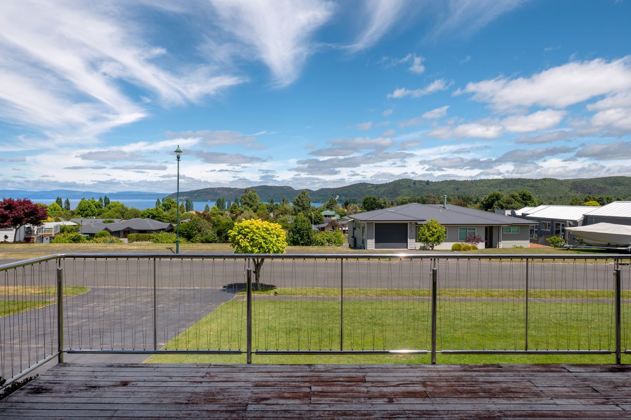 Price Slashed – Lake Views & Immediate Opportunity - Widok 4