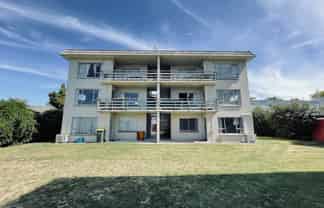 8 Anzac Parade, Hamilton Central