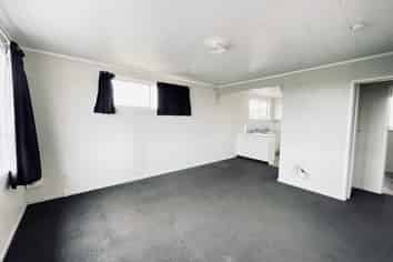 8 Anzac Parade, Hamilton Central