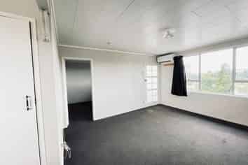 8 Anzac Parade, Hamilton Central