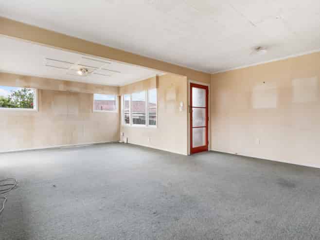 2/28 Mckean Avenue, Manurewa