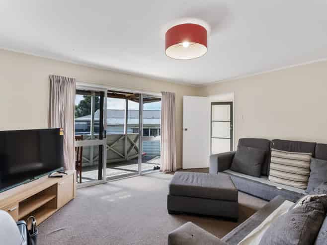 16 Stoll Place, Clendon Park