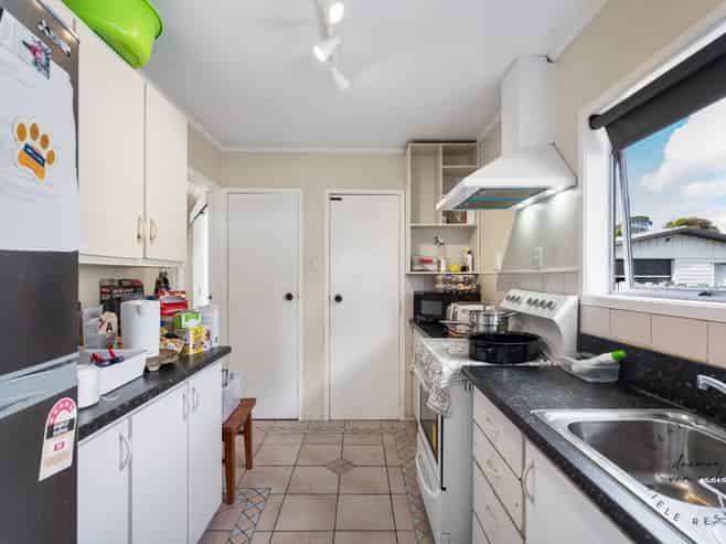 16 Stoll Place, Clendon Park