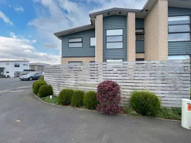 1/96 Knighton Road, Hillcrest