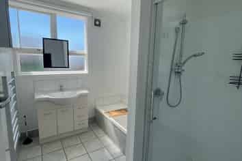 2/122 North Street, Seaview