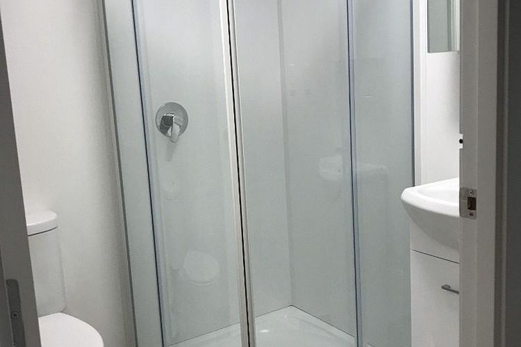 Spacious 4-Bedroom Apartment – Including Fibre - Widok 6