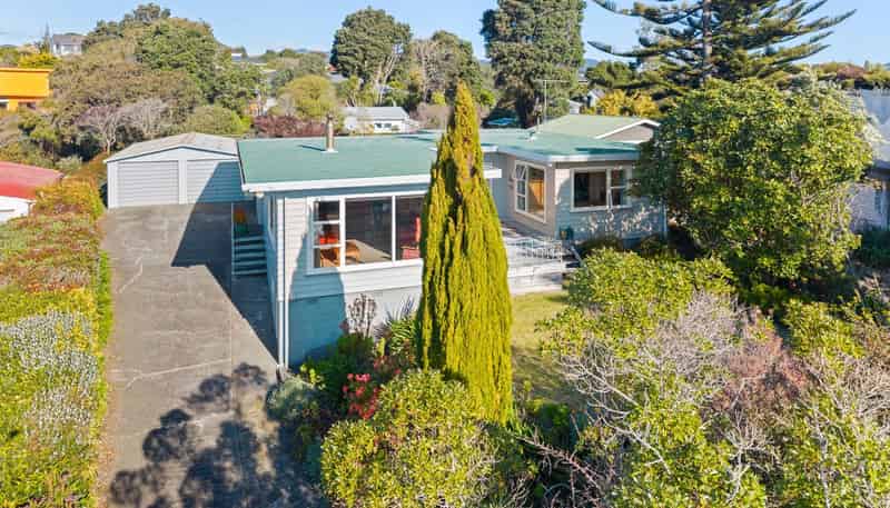 38 Queens Rd, Waikanae Beach
