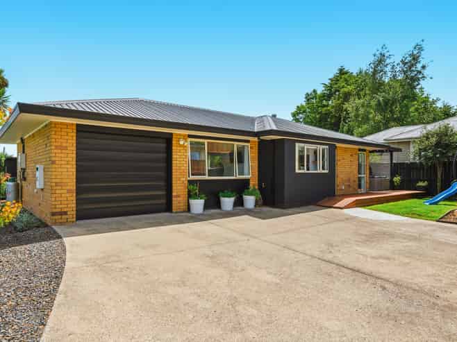 2/15 Kotare Street, Hilltop