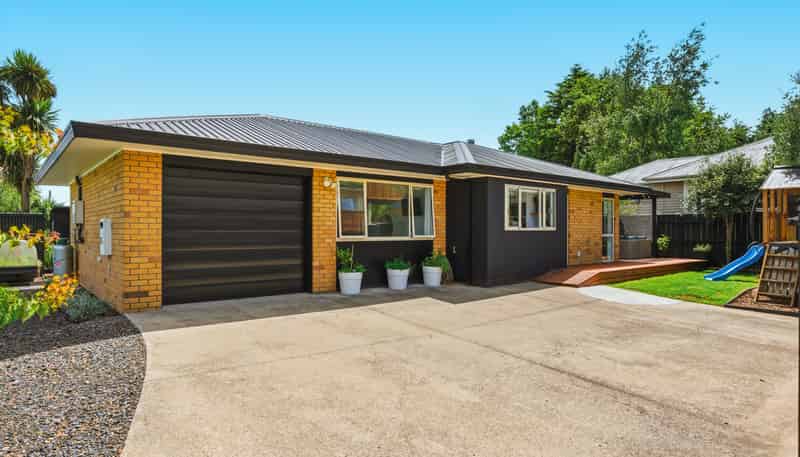 2/15 Kotare Street, Hilltop