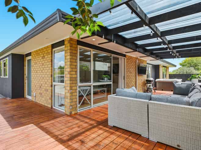 2/15 Kotare Street, Hilltop