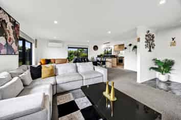 34B Honeyfield Drive, Whalers Gate