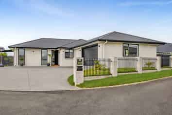 34B Honeyfield Drive, Whalers Gate