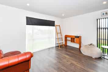 8 Aeronautic Road, Takanini