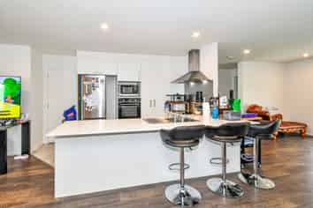 8 Aeronautic Road, Takanini