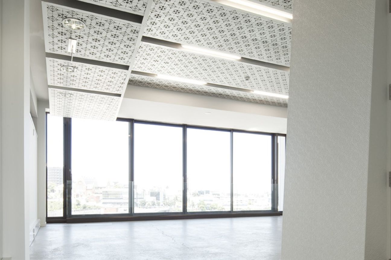 Contemporary 115 m² Office with Parking - Aanzicht 2